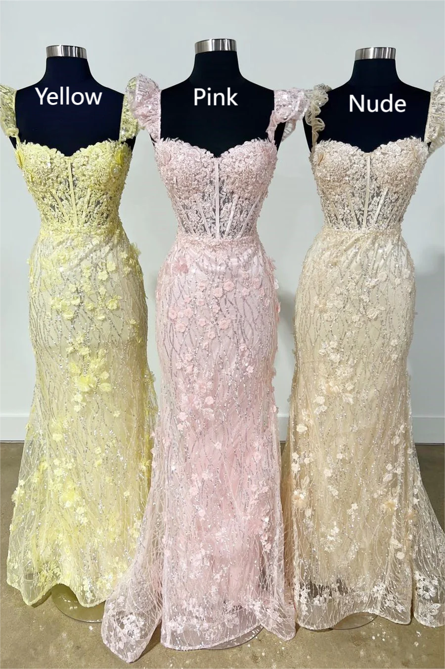 Vestido de fiesta largo con escote en forma de corazón y mangas abullonadas con apliques
